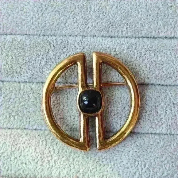 Crown Trifari brooch Gold-toned with black stone - Picture 4 of 12